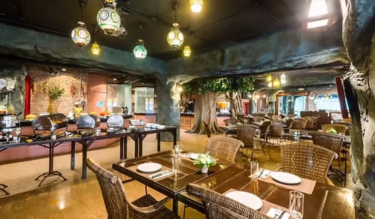 Food and dining near Dang Derm Hotel on Khaosan Road